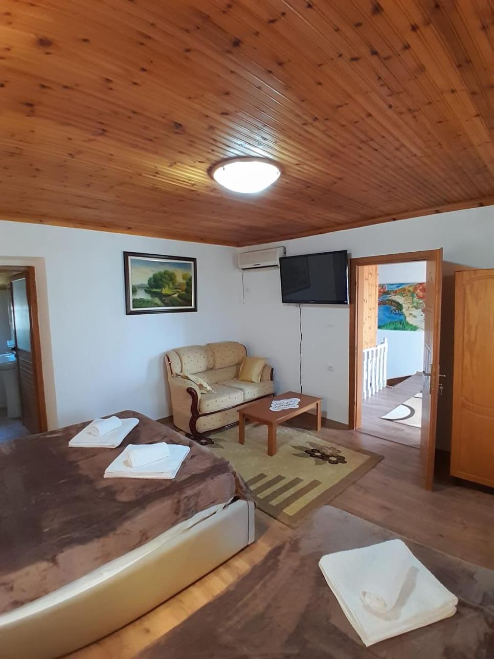 Guest House Ejona Gjirokastër Eksteriør bilde