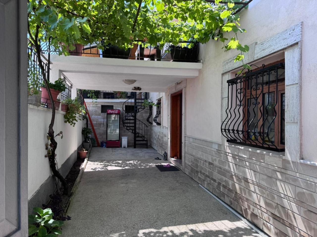 Guest House Ejona Gjirokastër Eksteriør bilde
